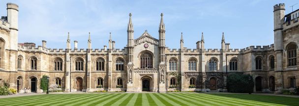 Pátio do Corpus Christi College - Universidade de Oxford
 - Foto, Imagem