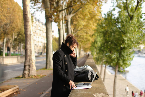 Spaanse professor in vrijstaande plicht werken met laptop. - Foto, afbeelding