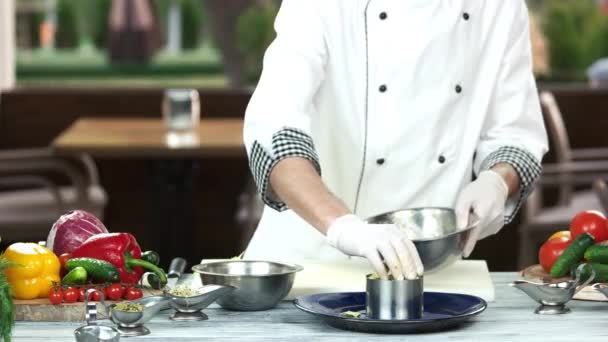 Männlicher Koch bereitet Salat zu. - Filmmaterial, Video