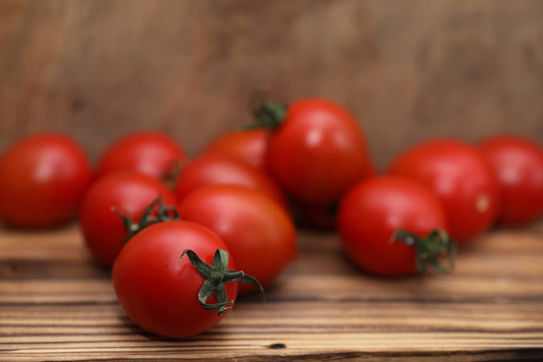 Świeże, jasne i soczyste pomidory w kuchni - Zdjęcie, obraz