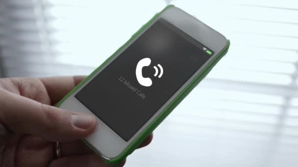 Smartphone με οθόνη ειδοποίησης 12 αναπάντητες κλήσεις στο ατμοσφαιρικό δωμάτιο - Πλάνα, βίντεο