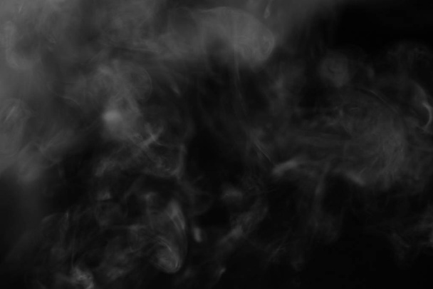 灰色のタバコの煙が黒の背景に 青色 ロイヤリティフリー写真 画像素材