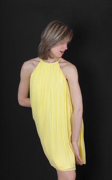 λεπτό κορίτσι σε ένα κίτρινο φόρεμα - Φωτογραφία, εικόνα