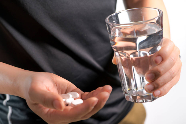 concentrarsi sulla mano degli uomini tenendo il medicinale con un bicchiere d'acqua, concetto di recupero della medicina
 - Foto, immagini