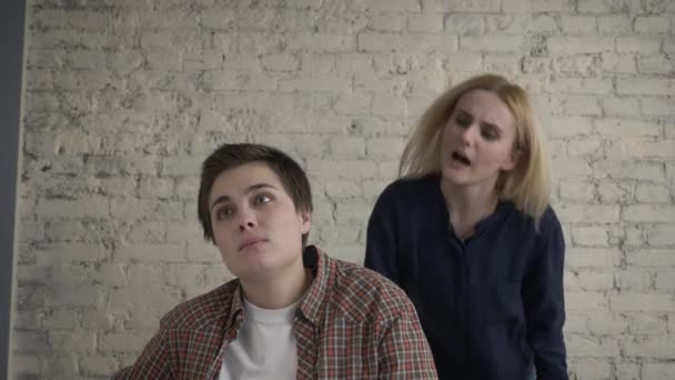 Two young lesbian girls quarrel, misunderstanding, conflict, scandal, blonde screams at her partner. 60 fps - Séquence, vidéo