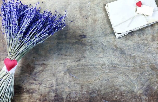 menina com um buquê de flores de lavanda na mesa de madeira
 - Foto, Imagem