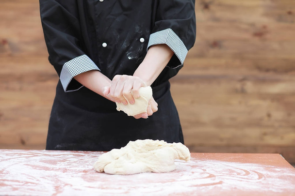 kucharz sprawia, że mąka do pieczenia na stole - Zdjęcie, obraz
