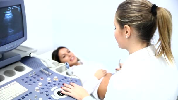若い女性患者は病院で腹部の超音波検査を受けています - 映像、動画