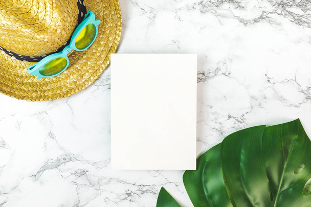 Blank white paper card on marble table top view with summer beac - Zdjęcie, obraz