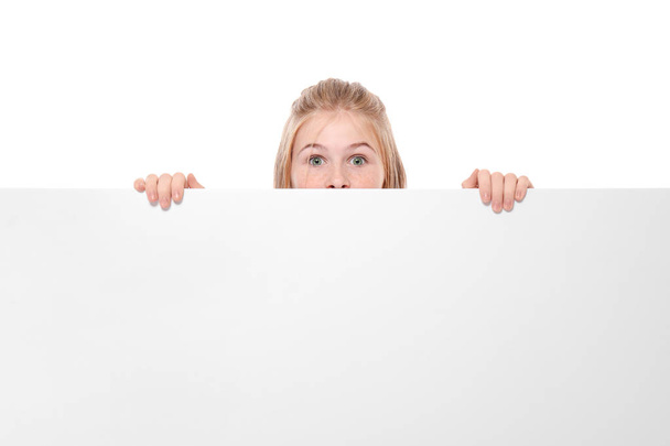 Симпатична дівчина з порожньою рекламною дошкою на білому тлі
 - Фото, зображення