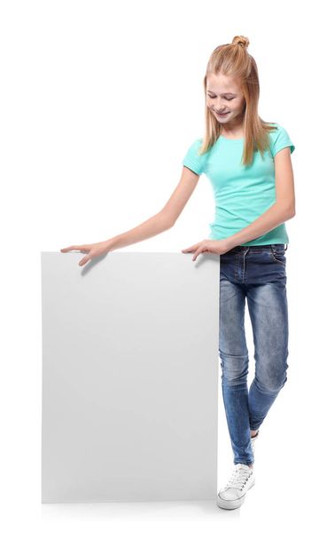 Menina bonito com placa de publicidade em branco no fundo branco
 - Foto, Imagem