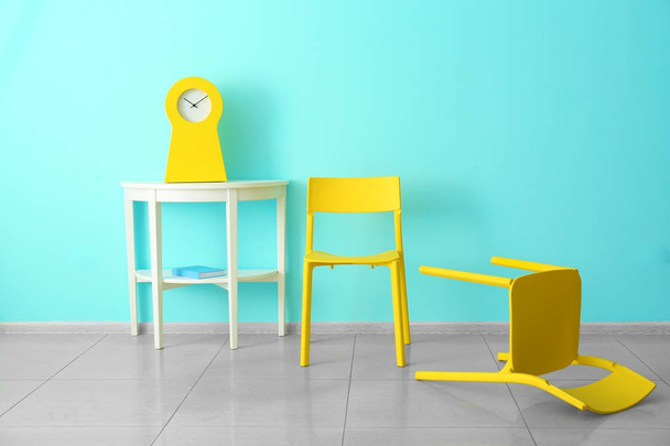 Yellow chairs in room with bright color wall - Φωτογραφία, εικόνα