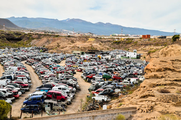 Cour de ferraille avec pile de voitures écrasées dans les îles Canaries tenerife espagne - Photo, image