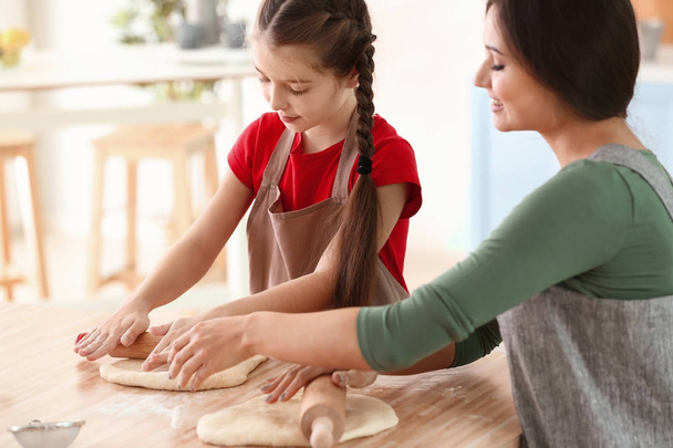 Mother and daughter preparing dough  - Foto, Imagen