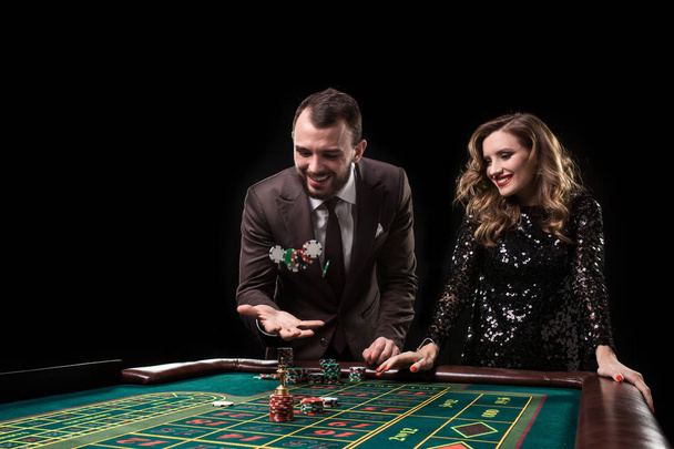 男と女のカジノでルーレットのテーブルでプレー - 写真・画像