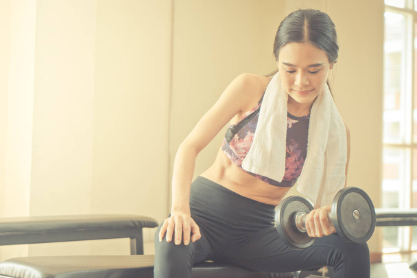 starke asiatische schlanke Frau ist Hantelheben in Fitness - Foto, Bild