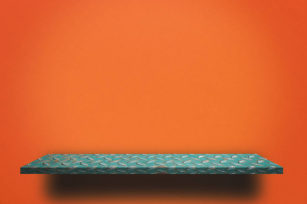 Tyhjä Vihreä metalli hylly laskuri oranssi seinä
 - Valokuva, kuva