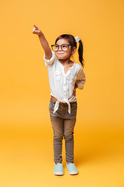 Happy excited little girl child pointing. - Valokuva, kuva