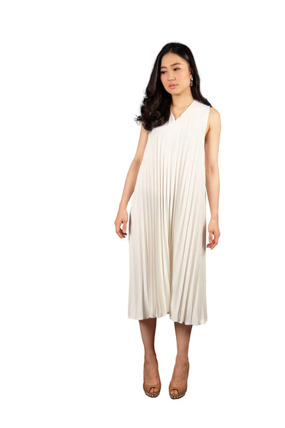 Jovem mulher asiática em vestido branco olhando para o espaço para o texto o
 - Foto, Imagem