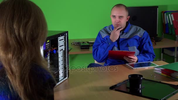 Συναισθηματική θηλυκό πελάτη συζήτηση με τεχνικό άνθρωπος στην υπηρεσία επισκευής ηλεκτρονικών υπολογιστών. - Πλάνα, βίντεο