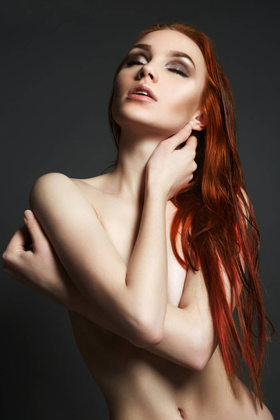 naked Beautiful young wet woman - Fotoğraf, Görsel