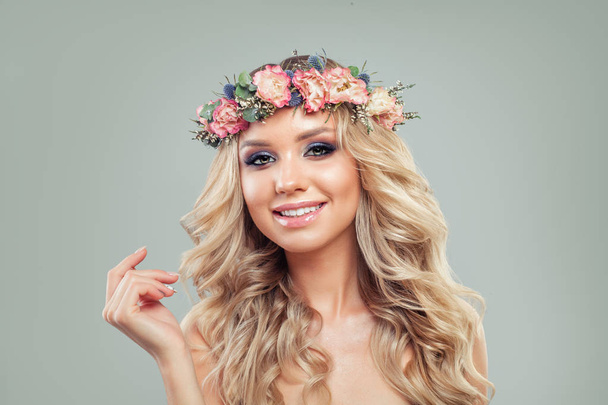 Sommerporträt eines lächelnden Mädchens. gesunde Frau mit Blumen - Foto, Bild