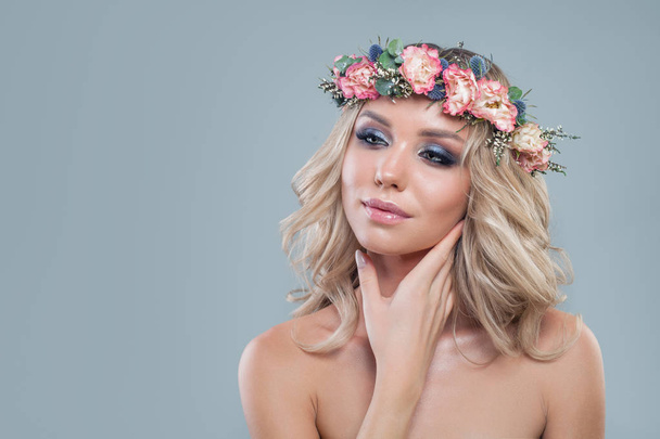 Frühlingsporträt einer schönen jungen Frau mit Blumen und Blondine - Foto, Bild