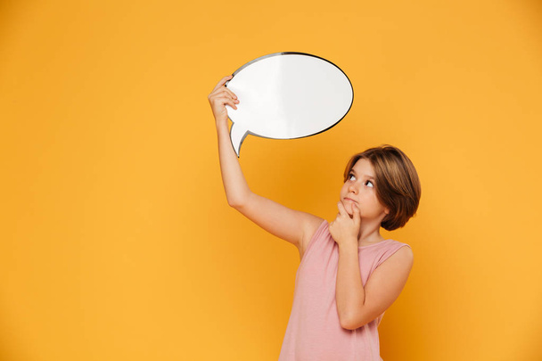 Thoughtful serious girl holding bubble speech over head isolated - Foto, Imagen