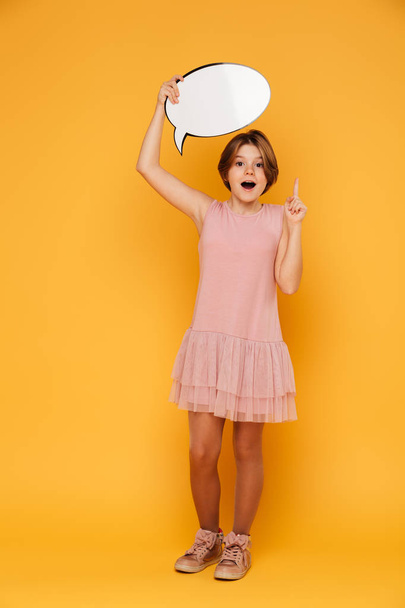 Full-length shot of happy confident girl holding bubble speech and have an idea - Fotoğraf, Görsel