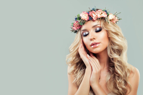 Summer Beauty. Beautiful Young Woman with Flowers Wreath - Photo, image