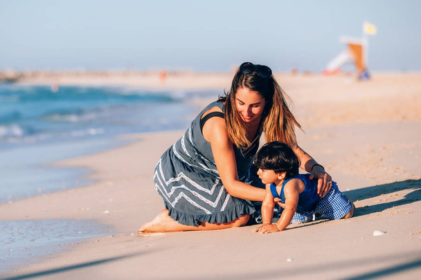 bébé garçon jouer sur le rivage avec maman
 - Photo, image