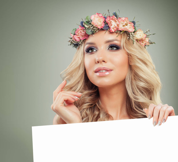 Cute Blonde Woman with Blonde Curly Hair Holding White Paper  - Foto, Imagen