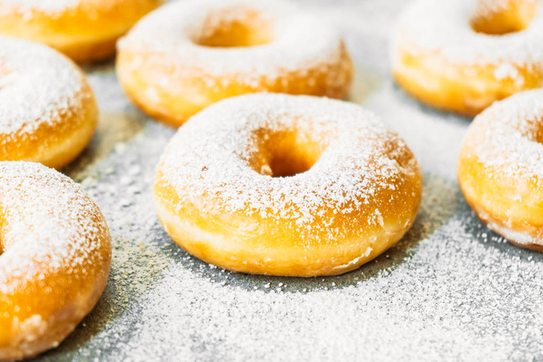Makea jälkiruoka monia donitsi päälle sokeri kuorrutus - Epäterveellinen ruoka tyyli
 - Valokuva, kuva