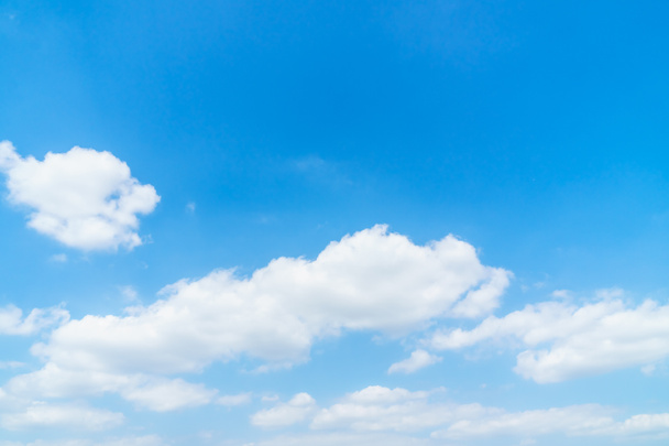 Witte wolk op blauwe lucht - Foto, afbeelding