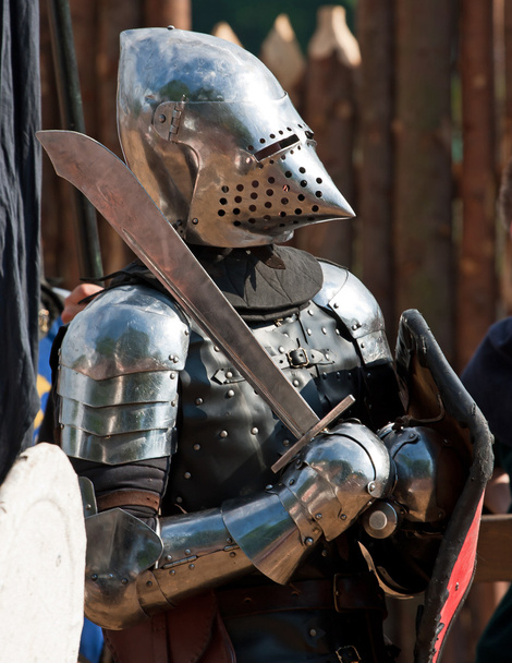 Ritter in Rüstung mit Schild und Schwert - Foto, Bild