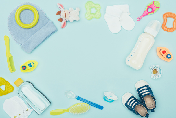 vue de dessus des vêtements, de l'équipement et du lait pour bébés isolés sur bleu
 - Photo, image