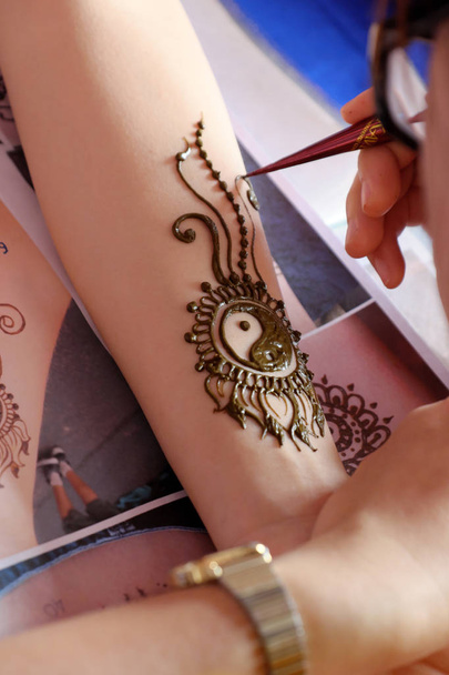 Artist drawing henna pattern on woman hand, a tradition art of Indian bride, mehndi also become fashion in Asia - Zdjęcie, obraz