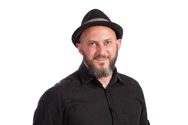 Ritratto di uomo barbuto con cappello, sorridente, isolato su bianco - Foto, immagini