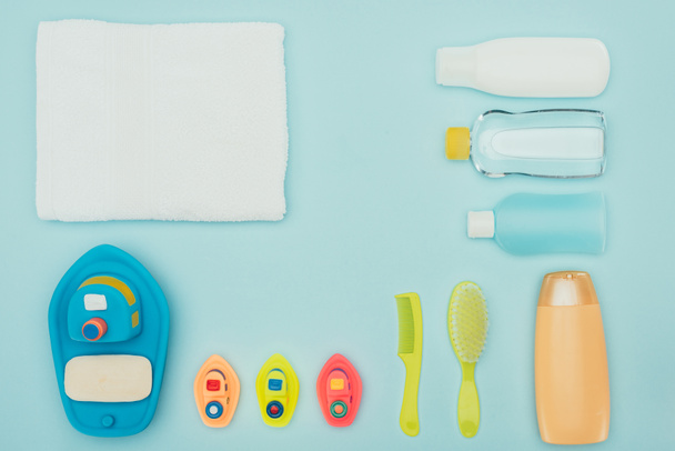 Ansicht von Babyspielzeug und Badaccessoires isoliert auf blau - Foto, Bild