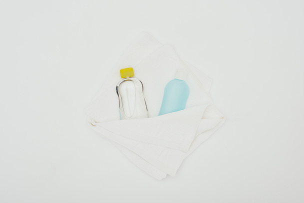 Κάτοψη των αξεσουάρ μπάνιου με πετσέτα που απομονώνονται σε λευκό  - Φωτογραφία, εικόνα