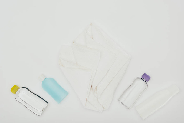 pohled shora na Koupelnové doplňky a ručník izolované na bílém  - Fotografie, Obrázek
