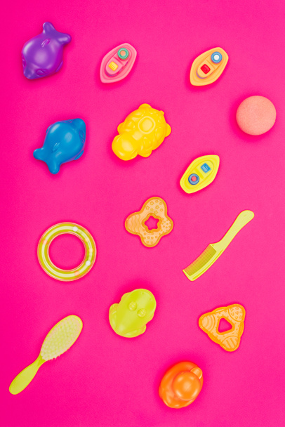 colección de juguetes de bebé y accesorios aislados en rosa
 - Foto, Imagen