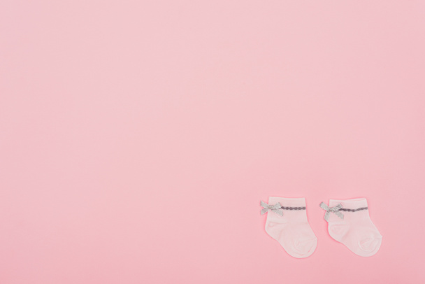 vista superior de calcetines de bebé de color rosa aislados en rosa
 - Foto, Imagen