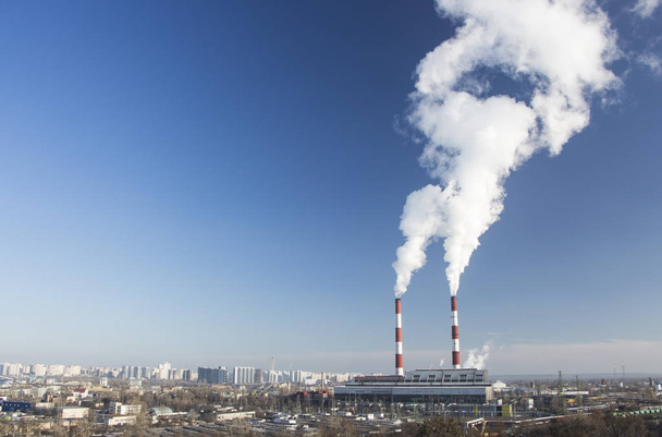 Humo de chimeneas industriales contra el cielo azul. Contaminación
. - Foto, imagen
