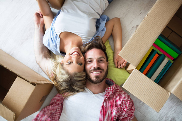 Young couple celebrating moving to new home  - Foto, Imagen