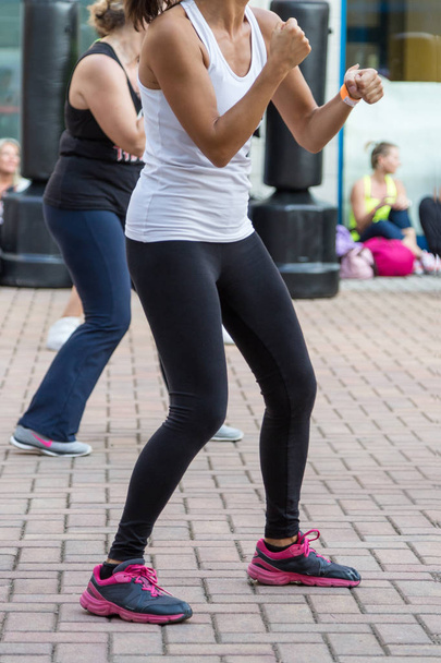 junges Mädchen: Boxtraining im Outdoor-Fitnessstudio - Foto, Bild