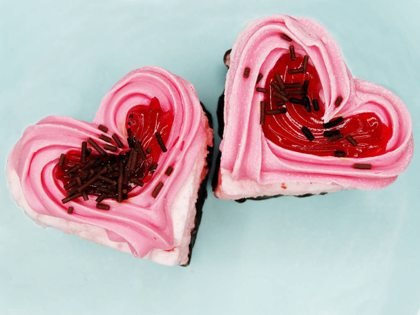 ハート形ケーキ甘い食べ物デザート バレンタインの日に - 写真・画像