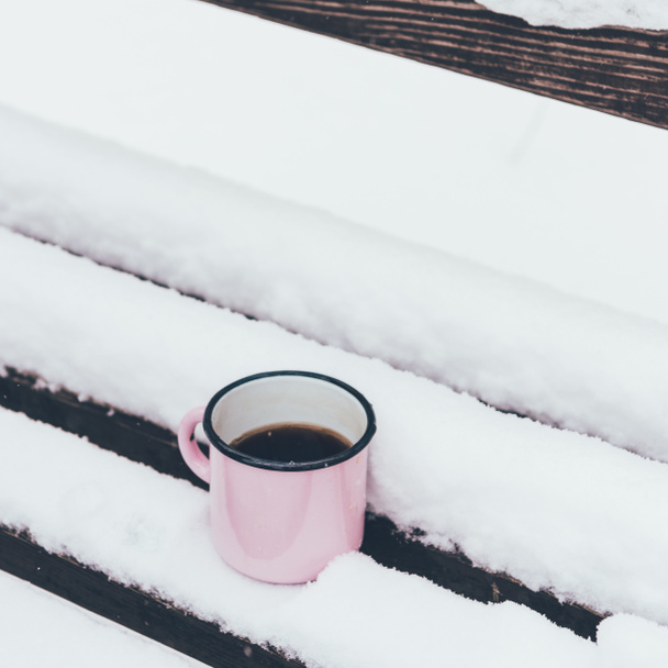 vista de cerca de la taza de café en el banco de madera en el día nevado
 - Foto, imagen