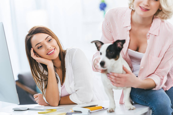 filles gaies avec Jack Russell terrier chien à la maison
 - Photo, image