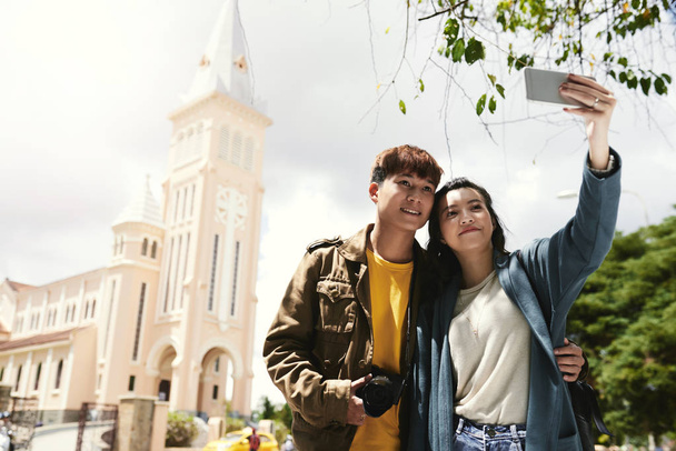 étreinte jeune asiatique couple prendre selfie dans ville ils sont voyager autour
 - Photo, image